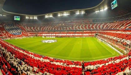 爱游戏体育在线-沙尔克队在主场比赛中不敌对手，遗憾失利，沙尔克换帅